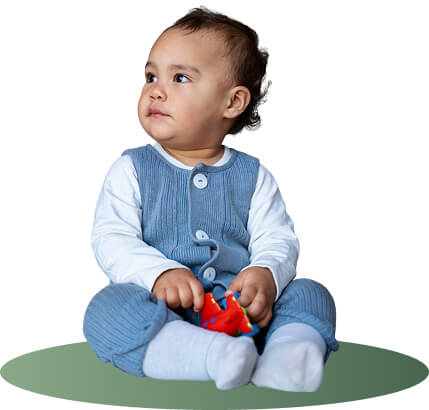 bebe sentado no chão olhando para o lado